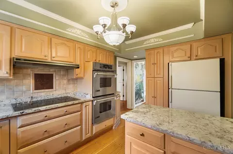Kitchen - 1331 Hayward Ct, Cincinnati, OH 45208 photo 4 of 8