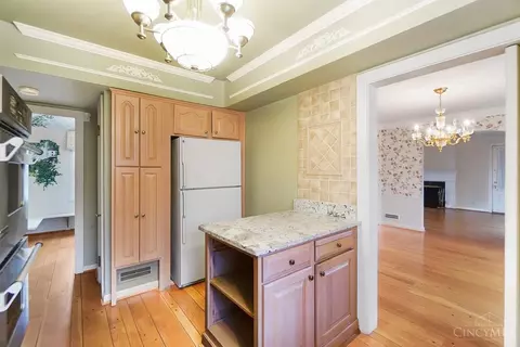 Kitchen - 1331 Hayward Ct, Cincinnati, OH 45208 photo 6 of 8