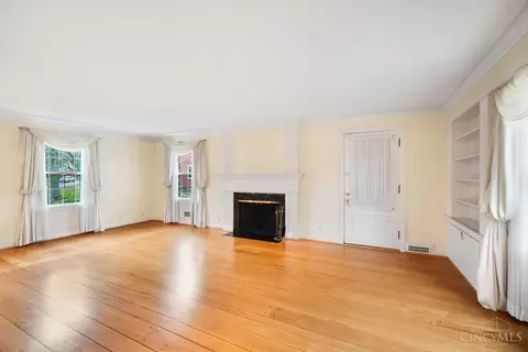Living - 1331 Hayward Ct, Cincinnati, OH 45208 photo 2 of 5