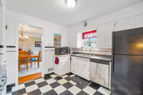 Kitchen - 7249 Silver Crest Dr, Cincinnati, OH 45236 photo 2 of 3