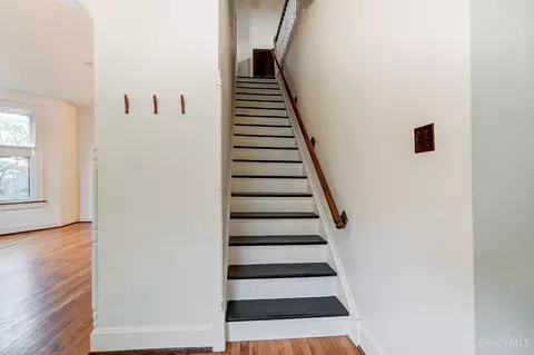 Entry Way - 715 Mcmakin Ave, Cincinnati, OH 45232 photo 2 of 3