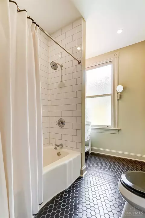 Bath - 715 Mcmakin Ave, Cincinnati, OH 45232 photo 5 of 6
