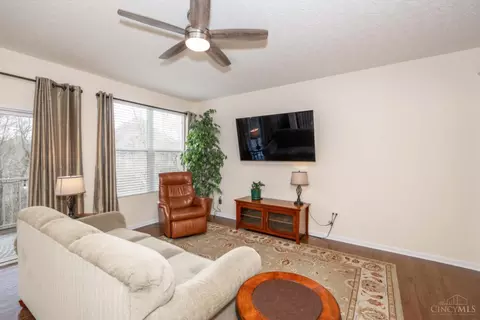 Living - 1029 Lost Xing, Cincinnati, OH 45231 photo 6 of 10