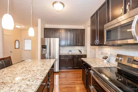 Kitchen - 1029 Lost Xing, Cincinnati, OH 45231 photo 4 of 5
