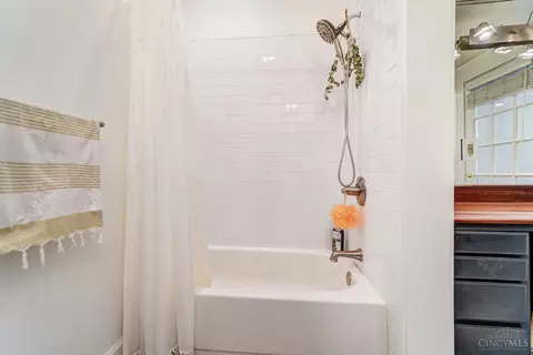 Bath - 336 Milton St #3, Cincinnati, OH 45202 photo 7 of 8