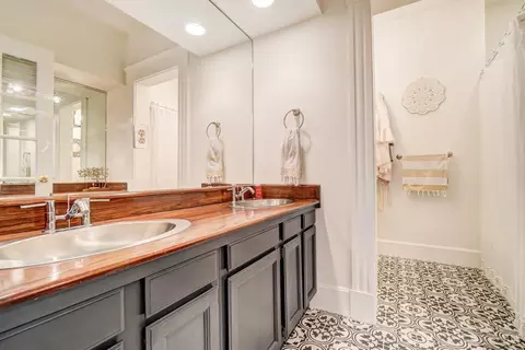 Bath - 336 Milton St #3, Cincinnati, OH 45202 photo 1 of 8