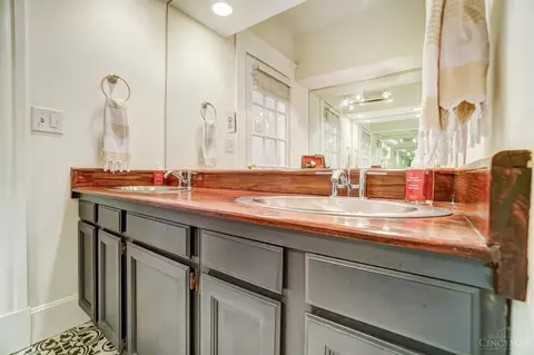 Bath - 336 Milton St #3, Cincinnati, OH 45202 photo 3 of 8