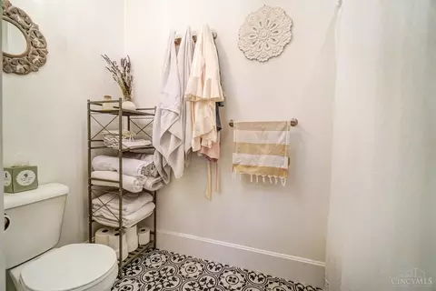 Bath - 336 Milton St #3, Cincinnati, OH 45202 photo 6 of 8