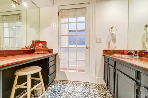 Bath - 336 Milton St #3, Cincinnati, OH 45202 photo 2 of 8