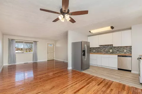 Living - 1619 Brightview Dr, Cincinnati, OH 45231 photo 3 of 4