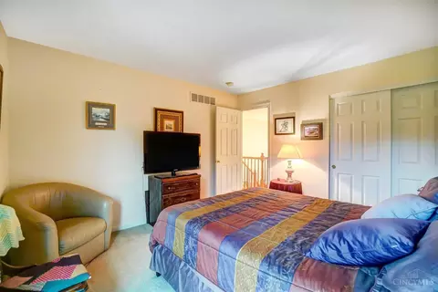 Bedroom - 5018 Midfield Rd, Cincinnati, OH 45244 photo 8 of 12