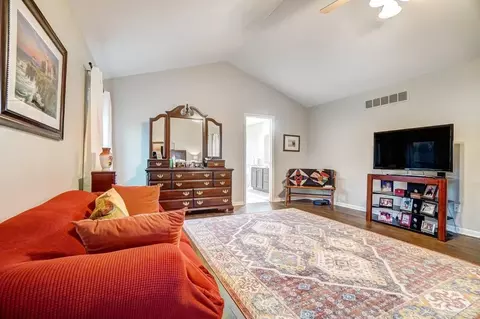 Bedroom - 5018 Midfield Rd, Cincinnati, OH 45244 photo 4 of 12