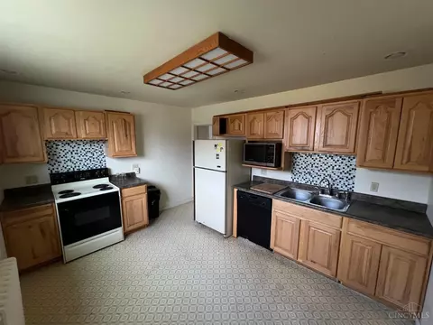 12 Andover Rd, Greenhills, OH 45218 photo 3