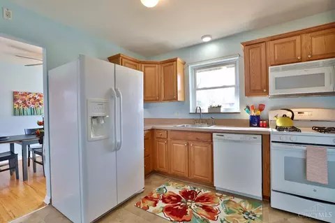 Kitchen - 1037 Bluejay Dr, Cincinnati, OH 45231 photo 1 of 2