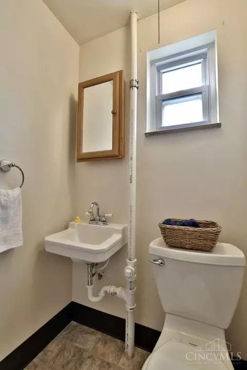 Bath - 1037 Bluejay Dr, Cincinnati, OH 45231 photo 2 of 2