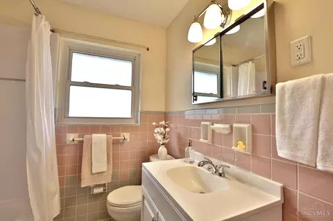 Bath - 1037 Bluejay Dr, Cincinnati, OH 45231 photo 1 of 2