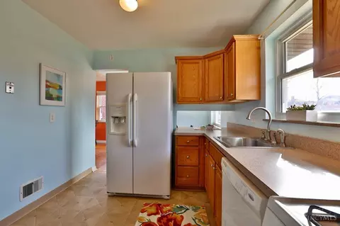 Kitchen - 1037 Bluejay Dr, Cincinnati, OH 45231 photo 2 of 2