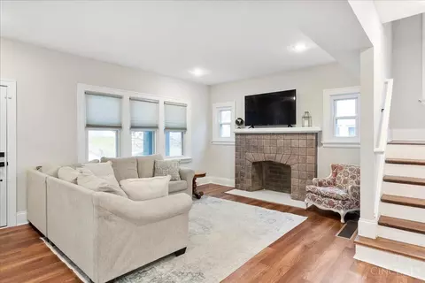 Living - 3972 Warwick Ave, Cincinnati, OH 45229 photo 1 of 3