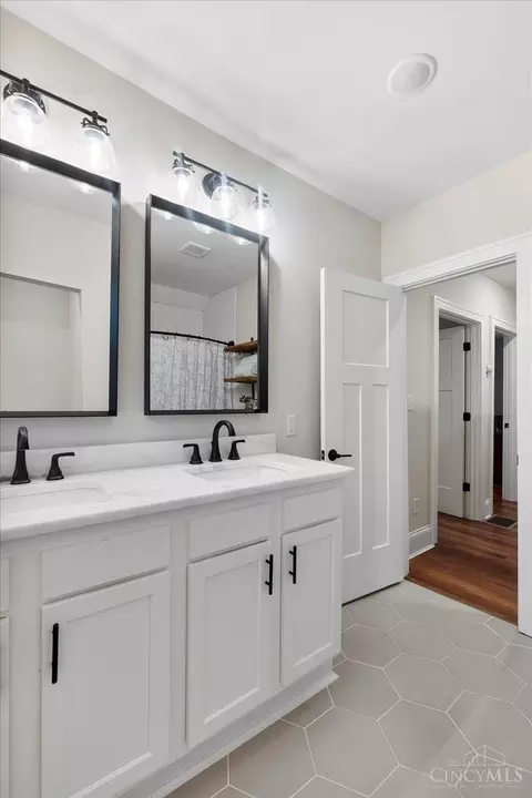Bath - 3972 Warwick Ave, Cincinnati, OH 45229 photo 2 of 3