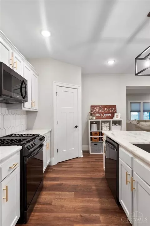 Kitchen - 3972 Warwick Ave, Cincinnati, OH 45229 photo 6 of 8