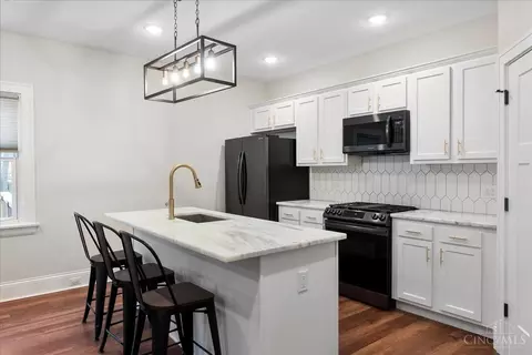 Kitchen - 3972 Warwick Ave, Cincinnati, OH 45229 photo 4 of 8