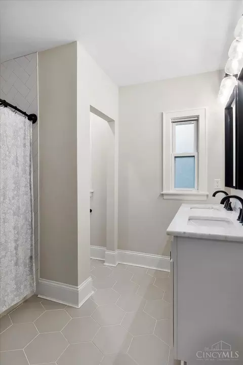 Bath - 3972 Warwick Ave, Cincinnati, OH 45229 photo 3 of 3
