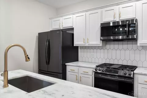 Kitchen - 3972 Warwick Ave, Cincinnati, OH 45229 photo 3 of 8