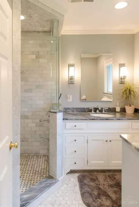 Bath - 7245 Algonquin Dr, Cincinnati, OH 45243 photo 1 of 2