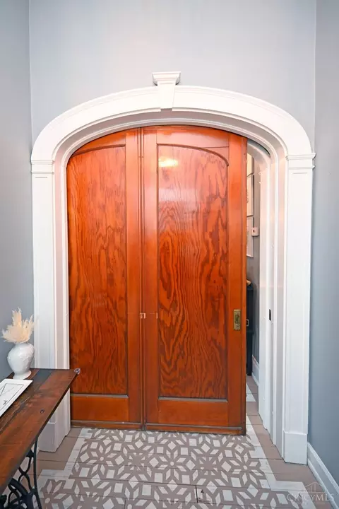 Entry Way - 2548 River Rd, Cincinnati, OH 45204 photo 4 of 8