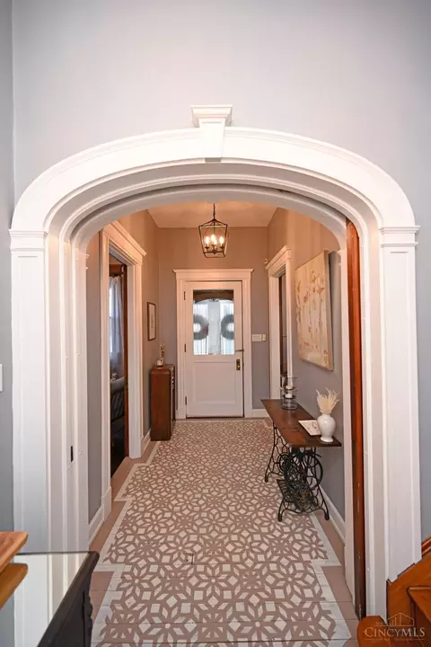 Entry Way - 2548 River Rd, Cincinnati, OH 45204 photo 3 of 8