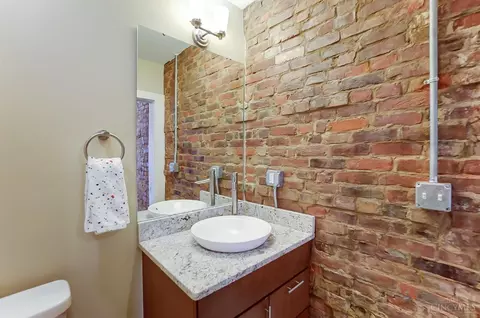Bath - 1223 Jackson St #1, Cincinnati, OH 45202 photo 4 of 8