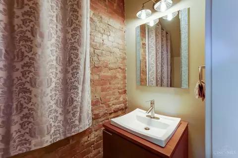 Bath - 1223 Jackson St #1, Cincinnati, OH 45202 photo 1 of 8