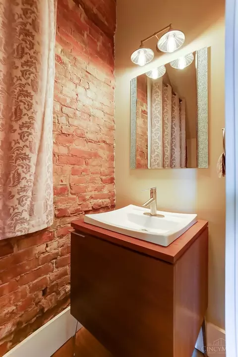 Bath - 1223 Jackson St #1, Cincinnati, OH 45202 photo 2 of 8