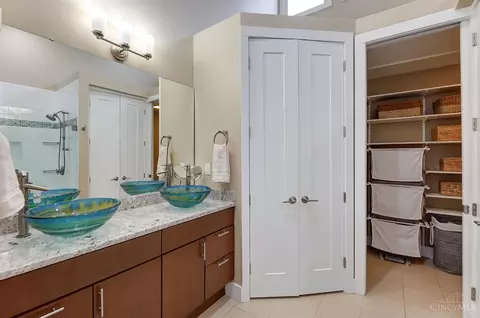 Bath - 1223 Jackson St #1, Cincinnati, OH 45202 photo 6 of 8