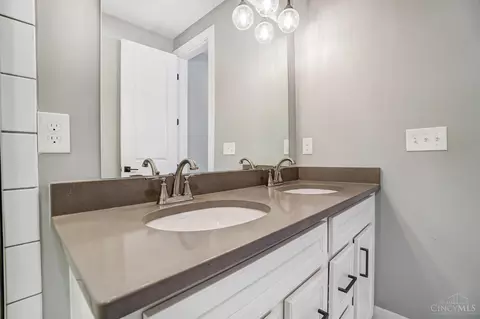 Bath - 3129 Madison Rd, Cincinnati, OH 45209 photo 3 of 9