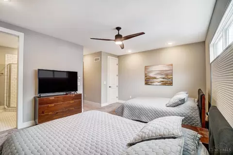 Bedroom - 3129 Madison Rd, Cincinnati, OH 45209 photo 2 of 6
