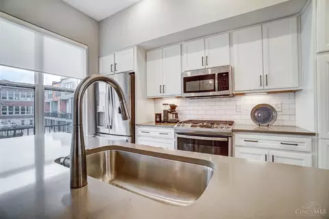 Kitchen - 3129 Madison Rd, Cincinnati, OH 45209 photo 4 of 6
