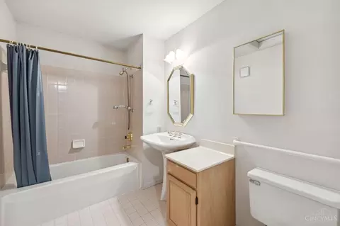 Bath - 2464 Timbercroft Ct, Cincinnati, OH 45239 photo 1 of 4