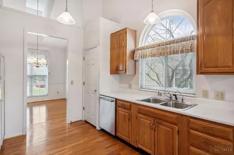 Kitchen - 2464 Timbercroft Ct, Cincinnati, OH 45239 photo 4 of 6