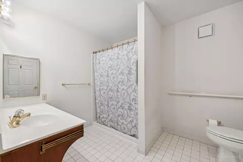 Bath - 2464 Timbercroft Ct, Cincinnati, OH 45239 photo 3 of 4