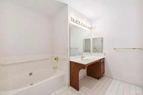 Bath - 2464 Timbercroft Ct, Cincinnati, OH 45239 photo 2 of 4