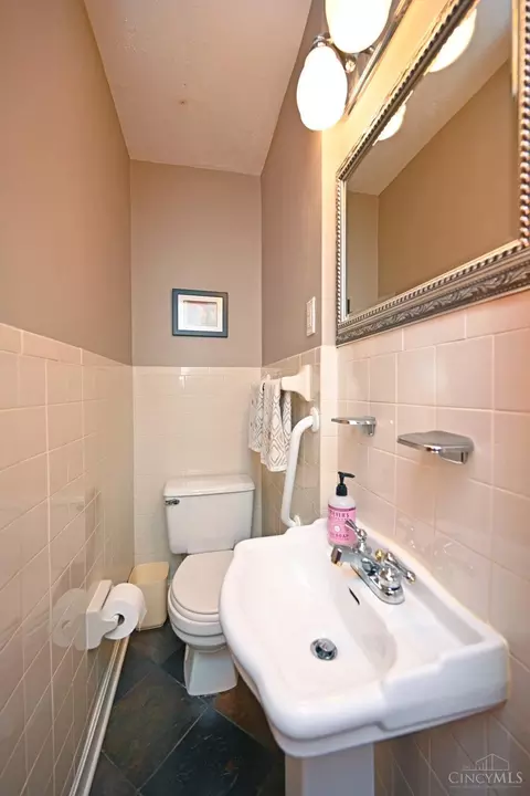 Bath - 322 Amazon Ave, Cincinnati, OH 45220 photo 1 of 3