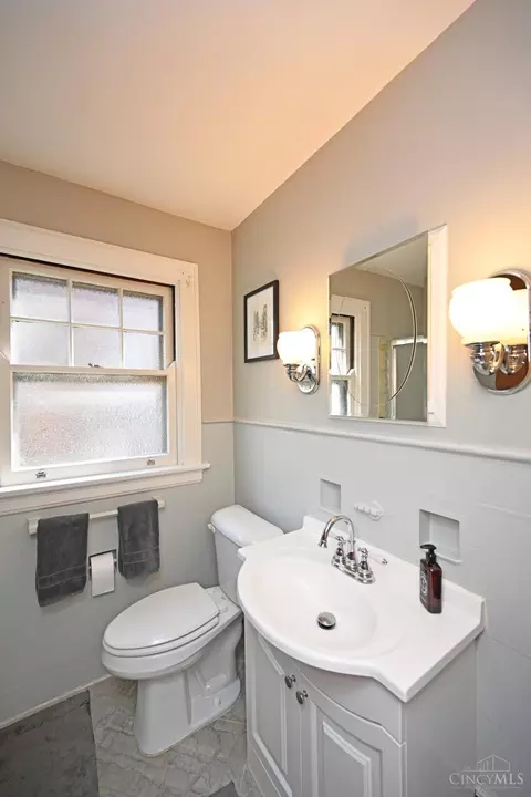 Bath - 322 Amazon Ave, Cincinnati, OH 45220 photo 2 of 3
