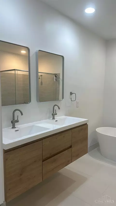 Bath - 2513 Hemlock St, Cincinnati, OH 45206 photo 2 of 4