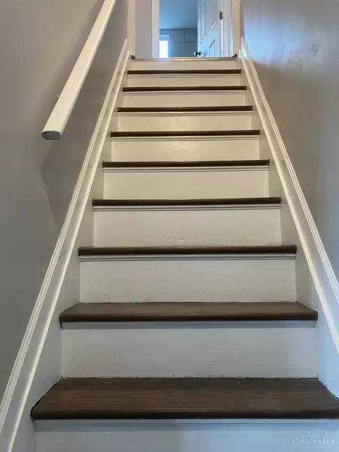 Entry Way - 8365 Bobolink Dr, Cincinnati, OH 45231 photo 2 of 4