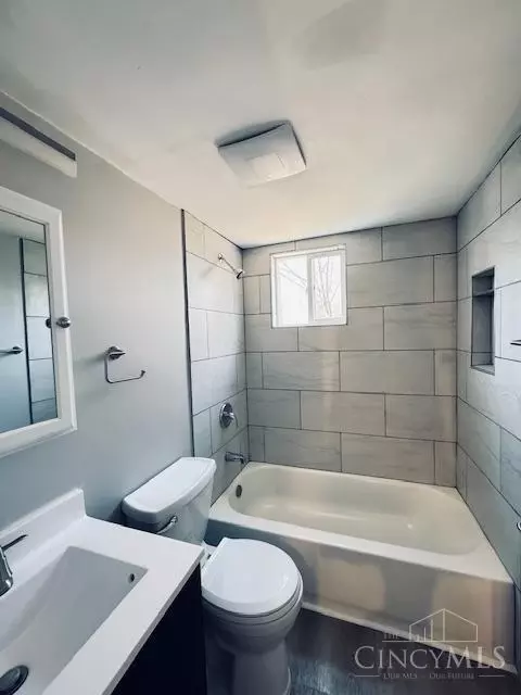 Bath - 8365 Bobolink Dr, Cincinnati, OH 45231 photo 3 of 4