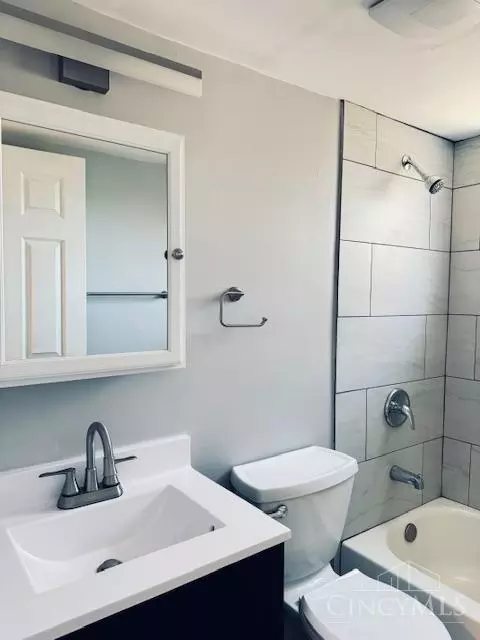 Bath - 8365 Bobolink Dr, Cincinnati, OH 45231 photo 2 of 4