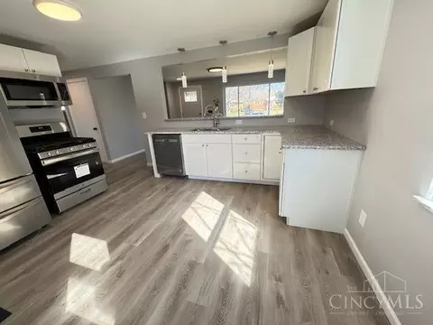 Kitchen - 8365 Bobolink Dr, Cincinnati, OH 45231 photo 3 of 5