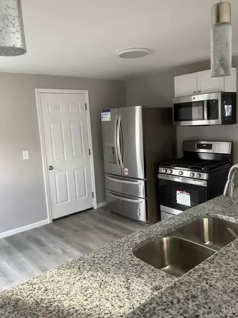 Kitchen - 8365 Bobolink Dr, Cincinnati, OH 45231 photo 4 of 5