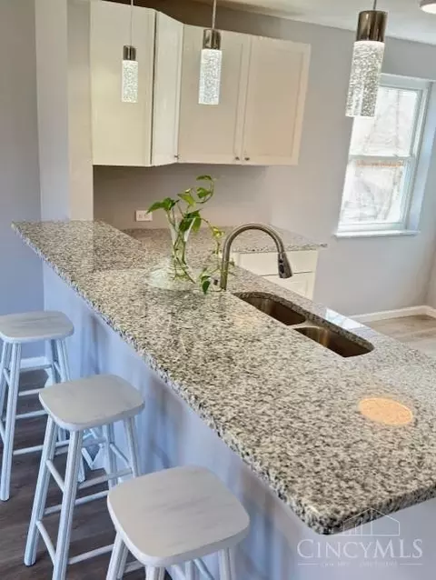 Kitchen - 8365 Bobolink Dr, Cincinnati, OH 45231 photo 2 of 5